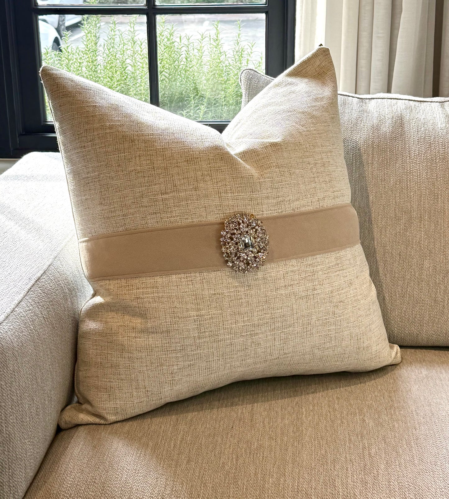 THE GLAMOROUS PILLOW